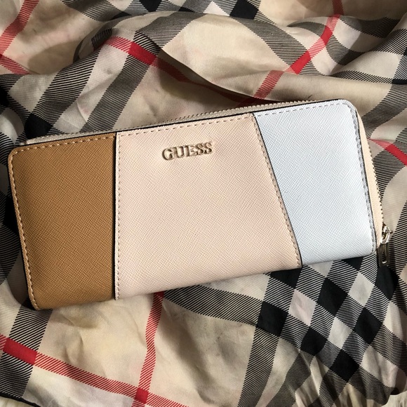 Guess Accessories - NWOT Guess 12 card holder wallet and coin purse